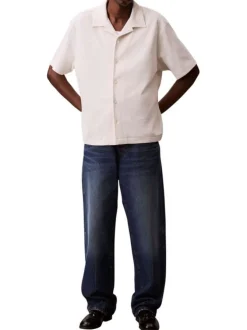 Chemise en coton écrue unie avec une coupe droite et un col cubain