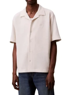 Chemise en coton écrue unie avec une coupe droite et un col cubain