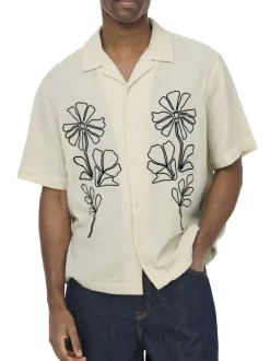 Chemise en coton écrue unie pourvue d'une coupe droite et d'un col cubain