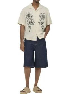 Chemise en coton écrue unie pourvue d'une coupe droite et d'un col cubain