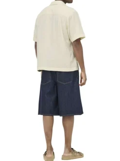 Chemise en coton écrue unie pourvue d'une coupe droite et d'un col cubain