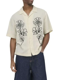 Chemise en coton écrue unie pourvue d'une coupe droite et d'un col cubain