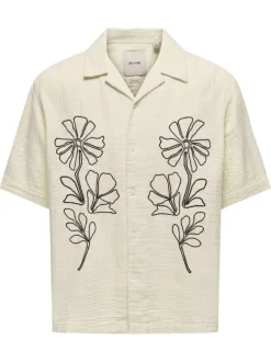 Chemise en coton écrue unie pourvue d'une coupe droite et d'un col cubain
