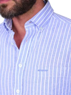Chemise en coton et lin mélangé bleu ciel à rayures avec une coupe droite