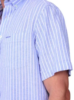 Chemise en coton et lin mélangé bleu ciel à rayures avec une coupe droite