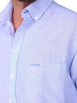Chemise en coton et lin mélangé bleu à rayures avec une coupe droite