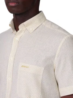 Chemise en coton et lin mélangé jaune unie avec une coupe droite