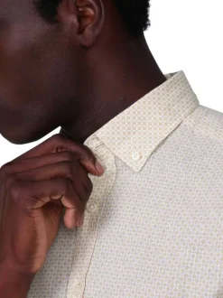 Chemise en coton et lin mélangé jaune unie avec une coupe droite