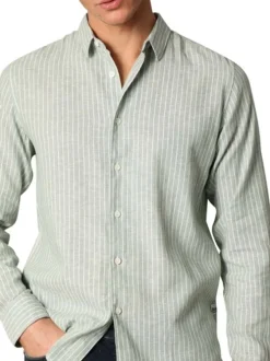 Chemise en coton et lin mélangé verte rayée avec une coupe droite