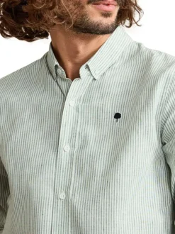Chemise en coton et lin mélangé verte à rayures avec un col américain