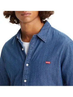 Chemise en coton indigo délavée avec un col français et une coupe slim