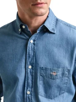 Chemise en coton indigo unie avec une coupe droite et un col boutonné