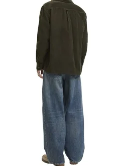 Chemise en coton kaki en velours côtelé avec une coupe droite