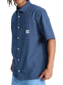 Chemise en coton marine à carreaux avec des manches courtes et une coupe droite