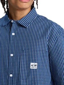 Chemise en coton marine à carreaux avec des manches courtes et une coupe droite