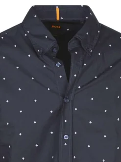 Chemise en coton marine imprimée avec une coupe ajustée et un col boutonné