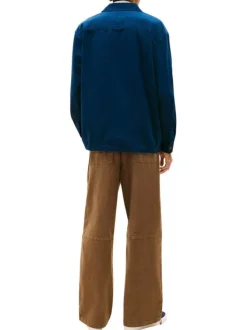 Chemise en coton marine uni avec une coupe droite et un col à revers