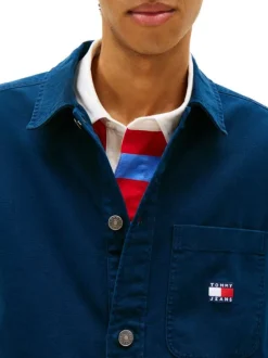 Chemise en coton marine uni avec une coupe droite et un col à revers