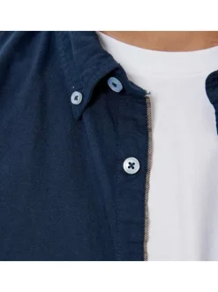 Chemise en coton marine uni avec une coupe regular fit et un col boutonné