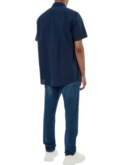 Chemise en coton marine uni avec une coupe regular fit et un col boutonné