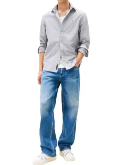 Chemise en coton marine unie avec une coupe droite et un col chemise