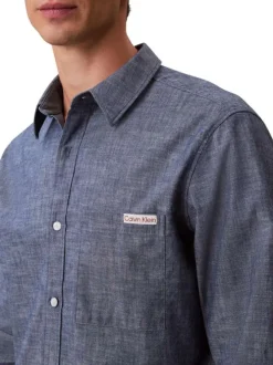 Chemise en coton marine unie avec une coupe droite et un col à revers