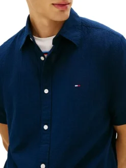 Chemise en coton marine unie avec une coupe droite et un col à revers