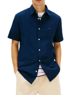 Chemise en coton marine unie avec une coupe droite et un col à revers