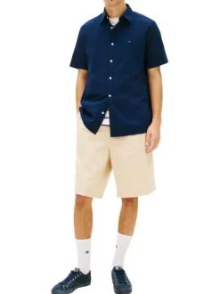 Chemise en coton marine unie avec une coupe droite et un col à revers