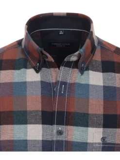Chemise en coton marron à carreaux avec une coupe casual fit et un col américain