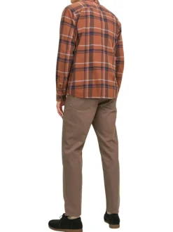 Chemise en coton marron à carreaux avec une coupe droite et un col boutonné
