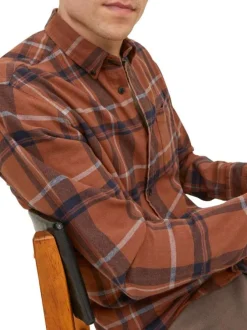 Chemise en coton marron à carreaux avec une coupe droite et un col boutonné