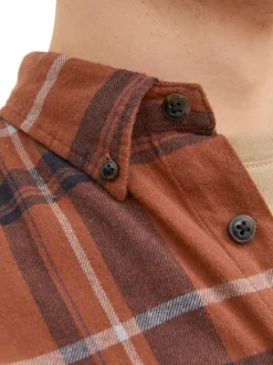 Chemise en coton marron à carreaux avec une coupe droite et un col boutonné