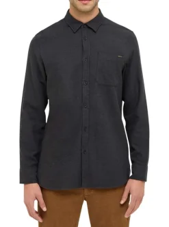 Chemise en coton noire avec un col chemise et poche sur la poitrine