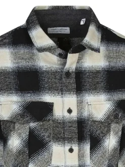 Chemise en coton noire à carreaux avec une fermeture boutonnée