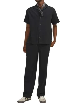 Chemise en coton noire unie avec un col français et une coupe droite