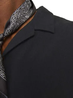 Chemise en coton noire unie avec un col français et une coupe droite