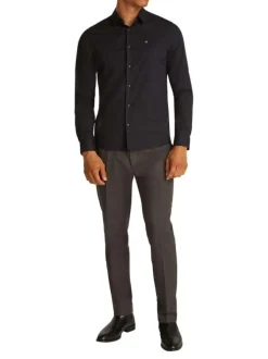 Chemise en coton noire unie avec une coupe ajustée et le logo en petit
