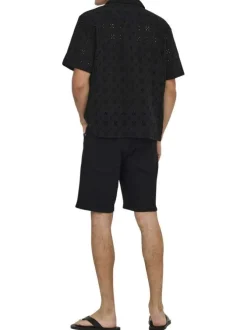Chemise en coton noire unie avec une coupe droite et un col à revers