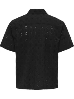 Chemise en coton noire unie avec une coupe droite et un col à revers