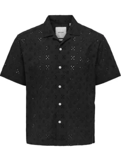 Chemise en coton noire unie avec une coupe droite et un col à revers