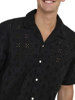 Chemise en coton noire unie avec une coupe droite et un col à revers