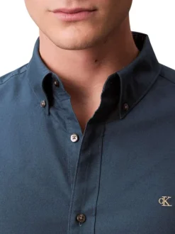 Chemise en coton nuit unie avec une coupe droite et un col à revers