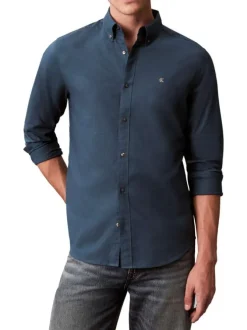 Chemise en coton nuit unie avec une coupe droite et un col à revers