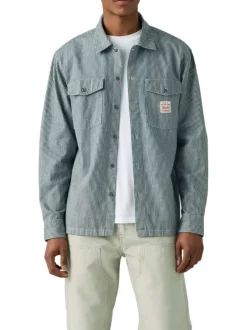 Chemise en coton rayée blanc et marine avec une fermeture par boutons