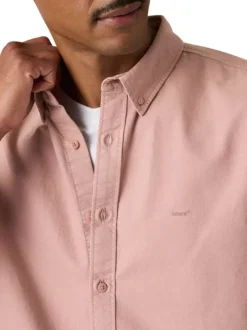 Chemise en coton rose à coupe droite pourvue d'un col boutonné