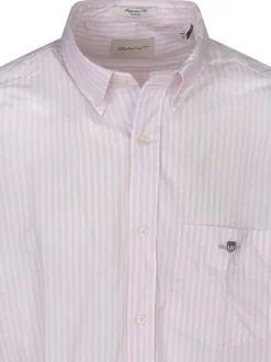 Chemise en coton rose rayée avec un col américain et une poche plaquée
