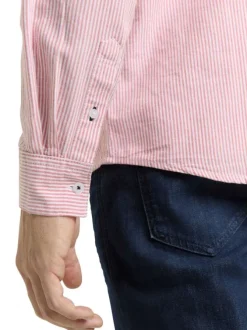 Chemise en coton rose à rayures avec une coupe droite et un col boutonné