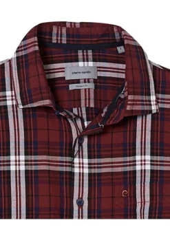 Chemise en coton rouge à carreaux avec une coupe droite et un col français