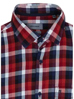 Chemise en coton rouge à carreaux avec une coupe droite et un col français